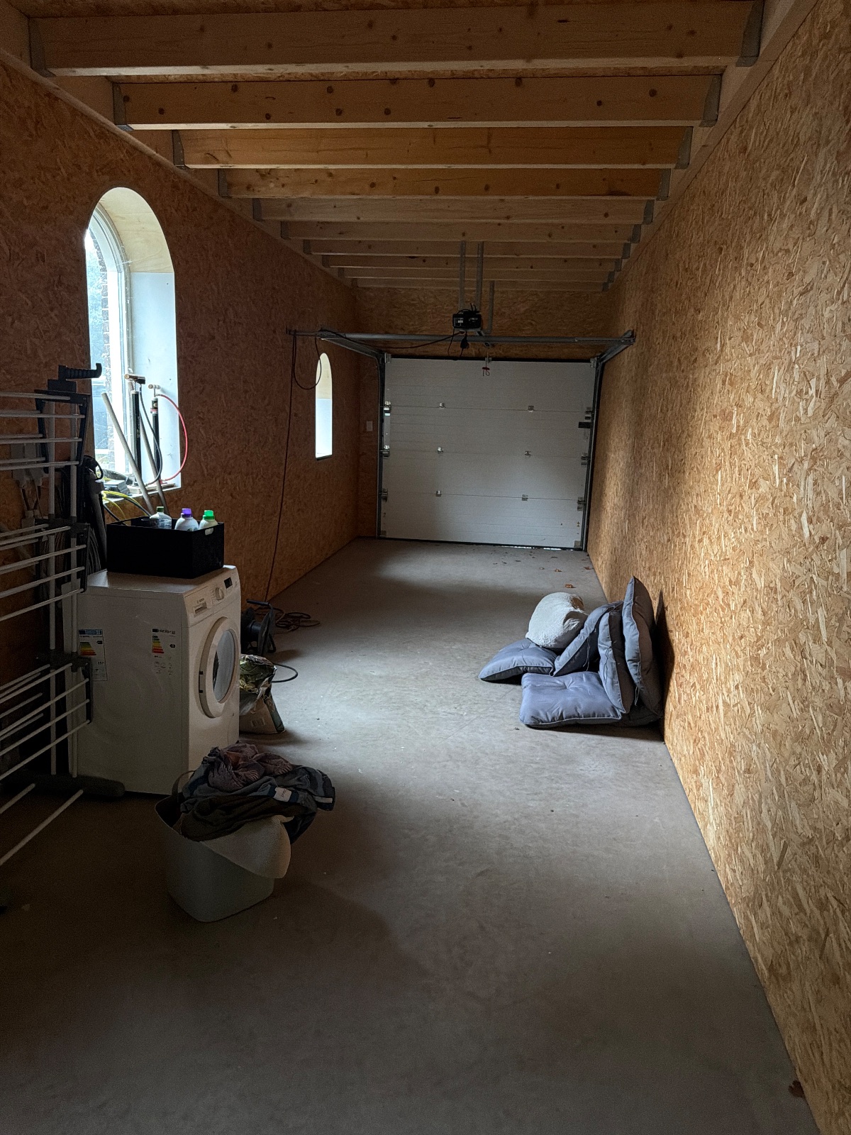 Droge garagebox met elektrische sectionaaldeur